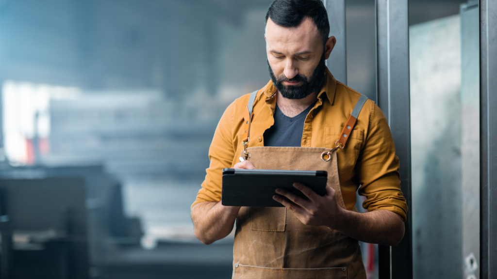 B2B buyer using mobile ecommerce portal integrated with SAP Business One on job site