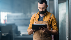 B2B buyer using mobile ecommerce portal integrated with SAP Business One on job site